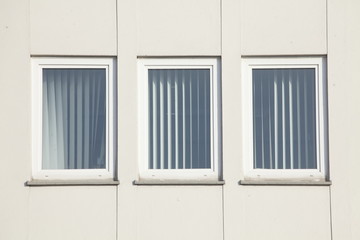 Fenster an einem Mehrfamilienhaus