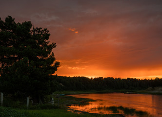 Fototapeta na wymiar crimson sunset at pechora river