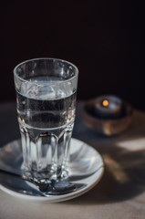 Wasserglas auf Cafétisch