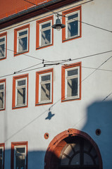 Schattenspiel an rot weißer Fassade in Erfurter Altstadt