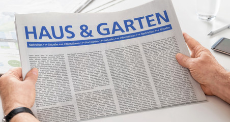 Mann liest Zeitung - Haus und Garten