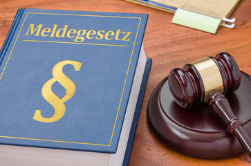Gesetzbuch mit Richterhammer - Meldegesetz