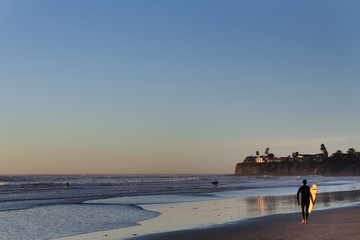 surfista al tramonto