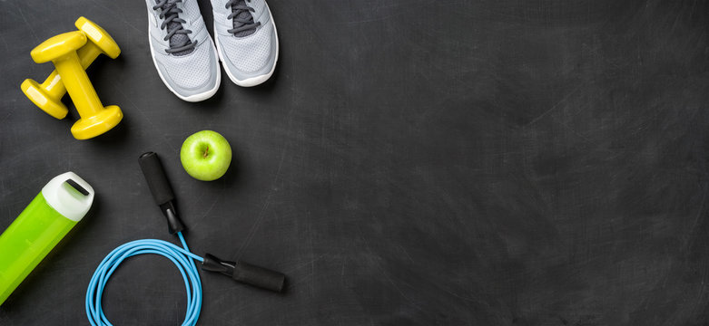 Fototapeta Fitnessausrüstung auf dunklem Hintergrund