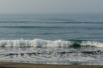 wellen am strand im urlaub