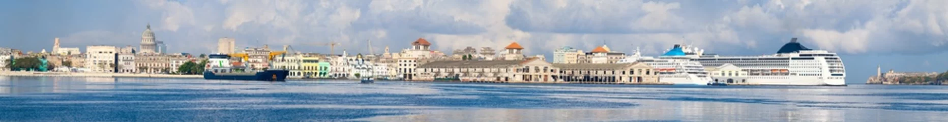 Fototapeten Hochauflösendes Panoramabild der Bucht von Havanna in Kuba mit Blick auf die Skyline von Old Havanna und Kreuzfahrtschiffe in der Bucht © kmiragaya