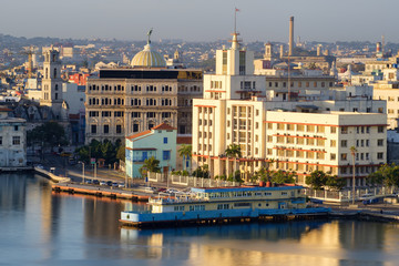Obraz premium Old Havana at dawn with a view of the bay and several landmarks