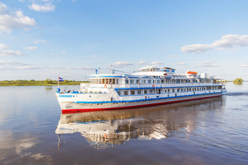 Двухпалубный речной пассажирский теплоход на воде с...