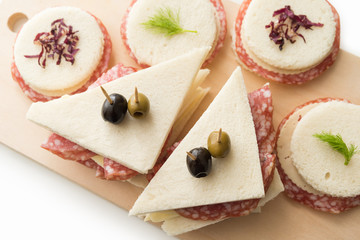 Tramezzini al salame e formaggio