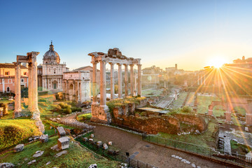 Fototapeta premium Rzym, Włochy. Forum Romanum o wschodzie słońca