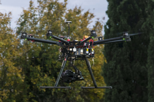 Drone SAPR (APR) multirotore ottocottero in volo