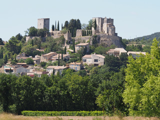 Fototapeta na wymiar Château et village de Roussas
