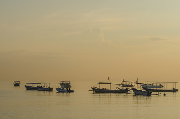 Obraz premium boote bei sonnenuntergang am meer