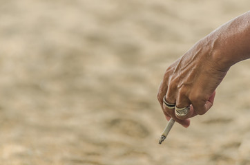 frau mit zigarette in der hand