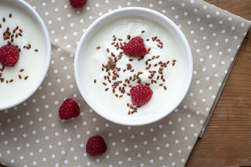 Naturjoghurt mit Himbeeren und Leinsamen