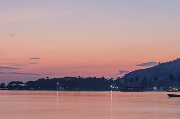sonnenuntergang am meer mit fliederfarben
