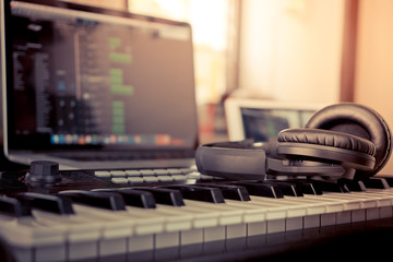 Fototapeta premium Domowa muzyka komputerowa tworząca programowanie komputerowe