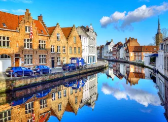 Poster Brugge, traditionele architectuur weerspiegeld in het water in België © cristianbalate