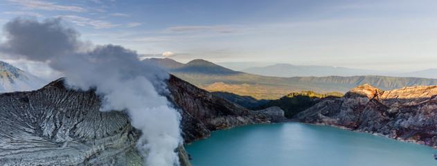 rauchender vulkansee panorama
