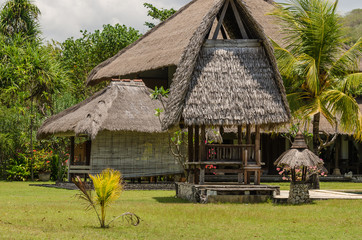 Fototapeta na wymiar bungalow mit schilf im urlaub