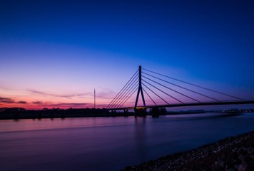 Rheinbrücke blaue Stunde 