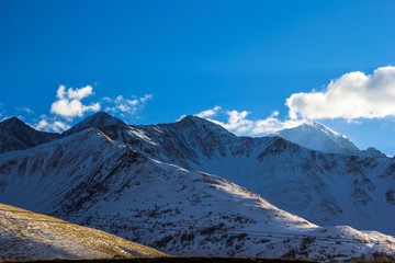 горный пейзаж, красивый вид на снежные склоны, солнечный день, природа Северного Кавказа, Осетия