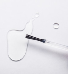 Лак для ногтей разлить размазать белый фон шиммер прозрачность пятно