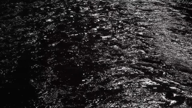 Fondo o Textura de Corriente de agua de rio en blanco y negro por efecto de alto contraste, simulando noche