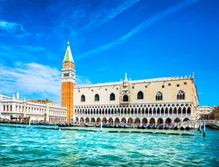 Fotobehang Het oriëntatiepunt van Venetië, Piazza San Marco, Campanile en Dogenpaleis. Italië © stevanzz
