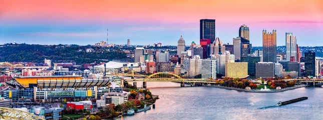 Poster Pittsburgh, Pennsylvania skyline at sunset and the famous baseball stadium across Allegheny river © mandritoiu