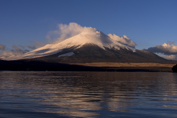 朝焼けの雲に染まる富士山