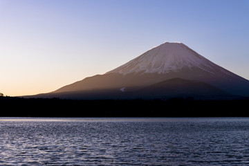 未明の精進湖より厳冬期の富士山