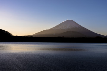 未明の精進湖より厳冬期の富士山