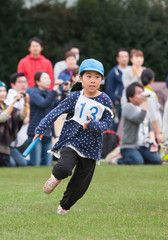 Obraz premium かけっこをする少女