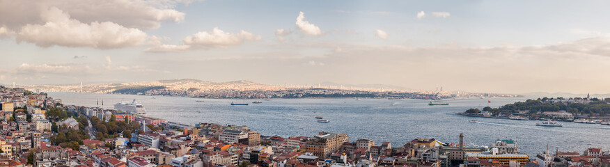 Obraz premium Sunset panoramic view from Galata tower to Golden Horn, Istanbul, Turkey.