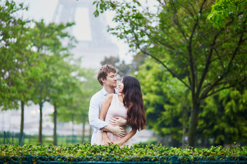 Fototapeta premium Romantic couple together in Paris