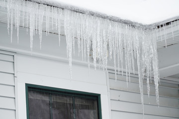Naklejka premium icicle hanging on the house roof