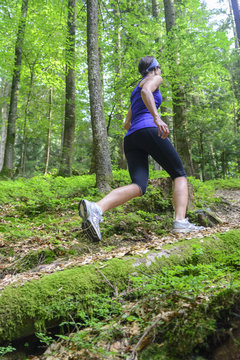 Frau beim Trail Running im Wald
