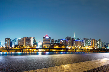 Obraz premium cityscape and skyline of seoul at night from empty road