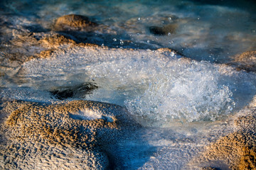 Fototapeta na wymiar heiße Wasserquelle im Yellowstone Park mit Kalk und Schwefelablagerungen