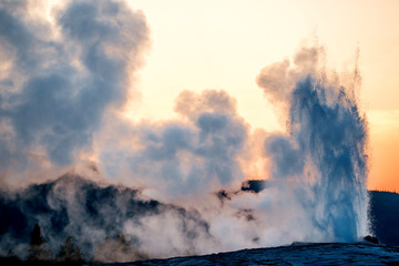 Old Faithful Geysir  im Yellowstone Park Fontäne im Abendrot