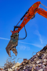 Baubranche - Abbrucharbeiten, Baggerarm mit Zange