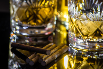 Whisky Gläser und Zigarillos auf schwarz
