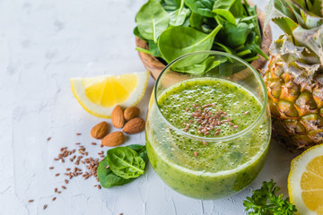 Green smoothie and ingredients