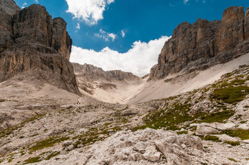 Obraz premium Scenic view of Dolomites mountains with dramatic clouds.