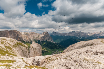 Obraz premium Scenic view of Dolomites mountains with dramatic clouds.