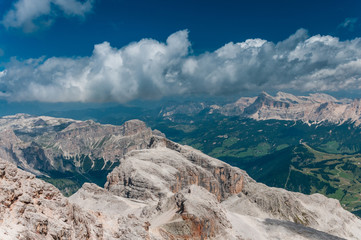 Obraz premium Scenic view of Dolomites mountains with dramatic clouds.