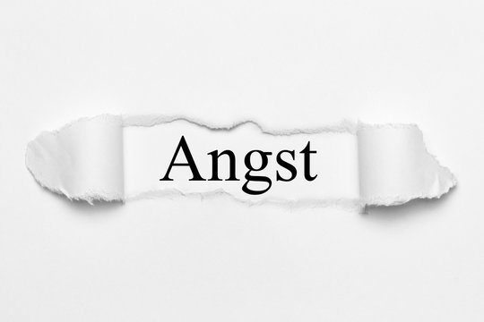 Angst auf wei&szlig;en gerissenen Papier