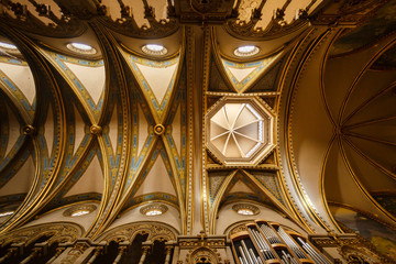 Die Kuppel der Kirche des Klosters Santa Maria de Montserrat, Spanien © castenoid