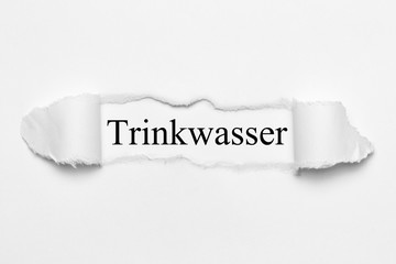 Fototapeta premium Trinkwasser auf weißen gerissenen Papier